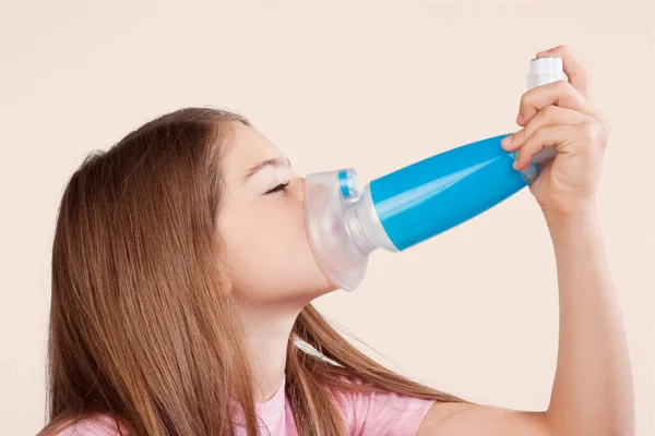 年轻女子从瓶子里喝水 — 图库照片
