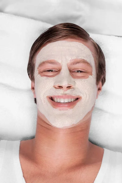 Ung Man Med Ansiktsmask Ansiktet Tillämpa Grädde Huvudet — Stockfoto