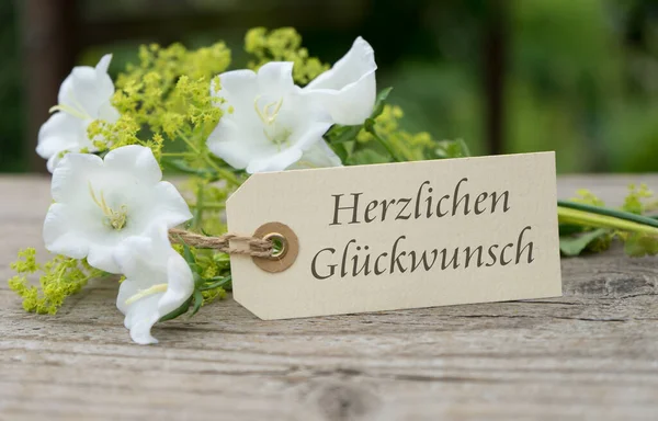 白い鐘の花とドイツ語のテキストのお祝いとグリーティングカード — ストック写真