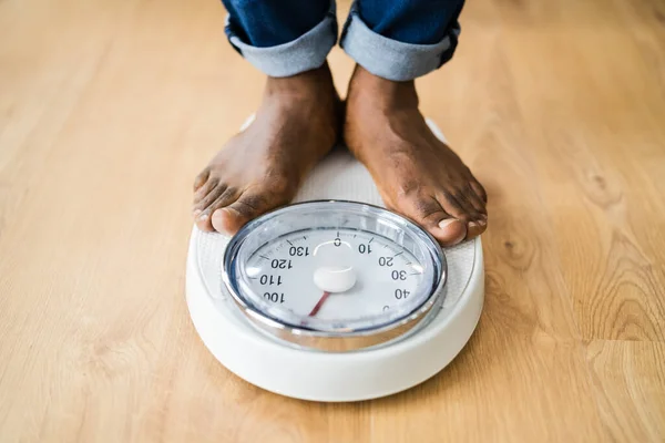 African Man Feet Standing Weight Scale Inglés Sección Baja — Foto de Stock