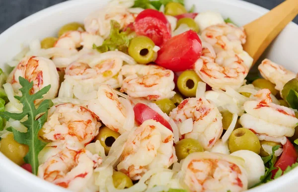 Delicious Salad Shrimp Olives Mozzarella Tomatoes Olive Oil Sauce Close — Stock Photo, Image