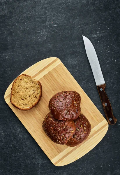 Rogge Broodjes Met Vlas Pompoen Zonnebloempitten Een Houten Plank Bovenaanzicht — Stockfoto