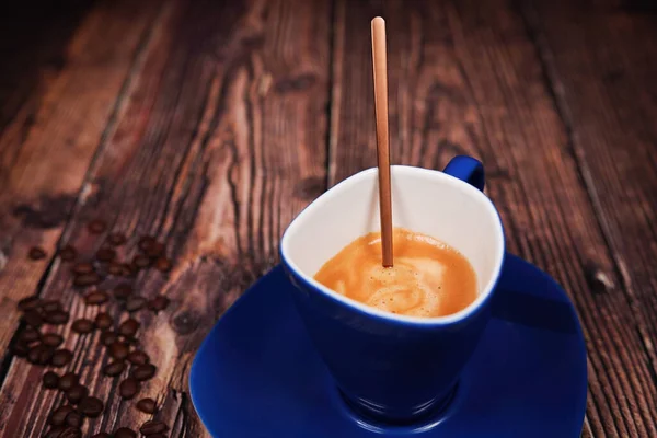 Blue Coffee Cup Cream Coffee Stands Dark Brown Wooden Surface — Stock Photo, Image