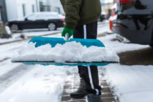 Ember Tisztítja Havat Télen — Stock Fotó