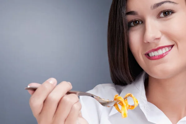 Hermosa Mujer Joven Con Alimentos Saludables Maquillaje Natural Sobre Fondo —  Fotos de Stock