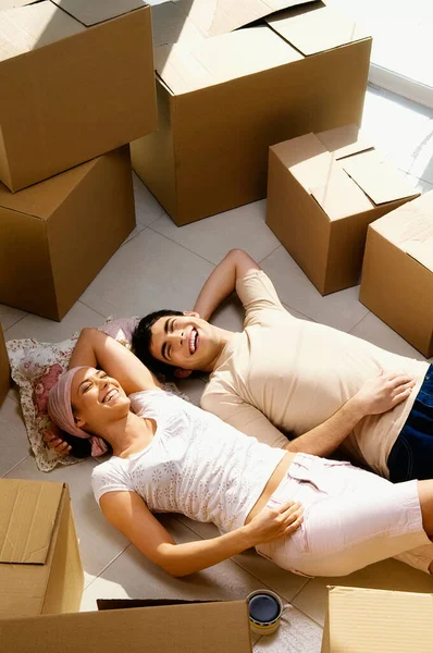 Junges Schönes Paar Liegt Neuer Wohnung Sitzt Auf Dem Boden — Stockfoto