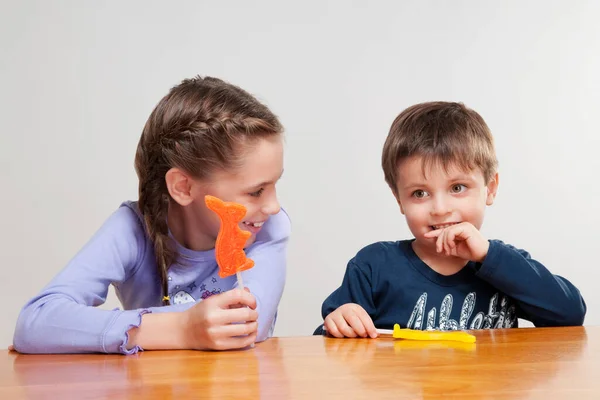 Två Barn Spelar Schack Rummet — Stockfoto