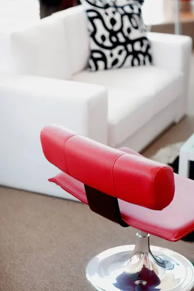 赤いソファのある部屋のモダンなインテリア — ストック写真
