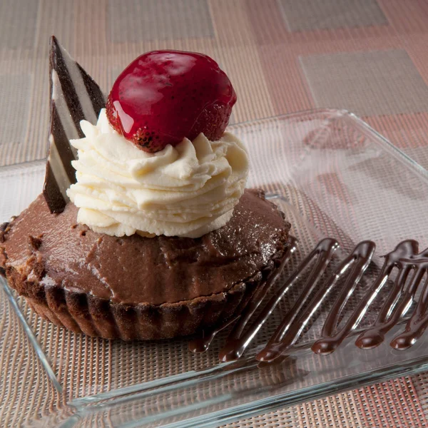 クリームとホイップのあるチョコレートケーキ — ストック写真