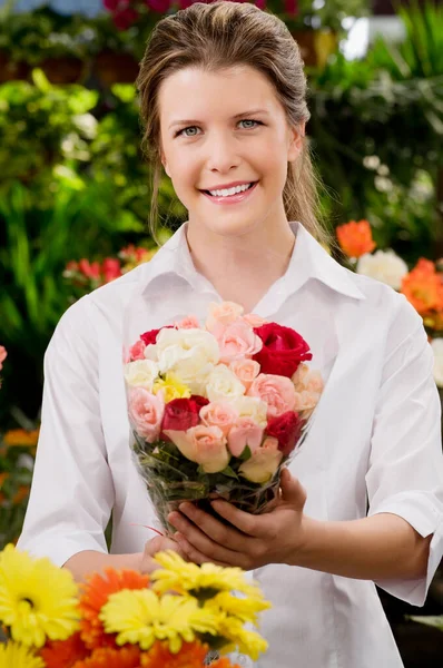 Gyönyörű Fiatal Csokor Virággal Kezében — Stock Fotó