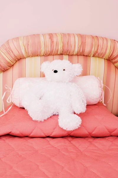 침대에 분홍색 — 스톡 사진