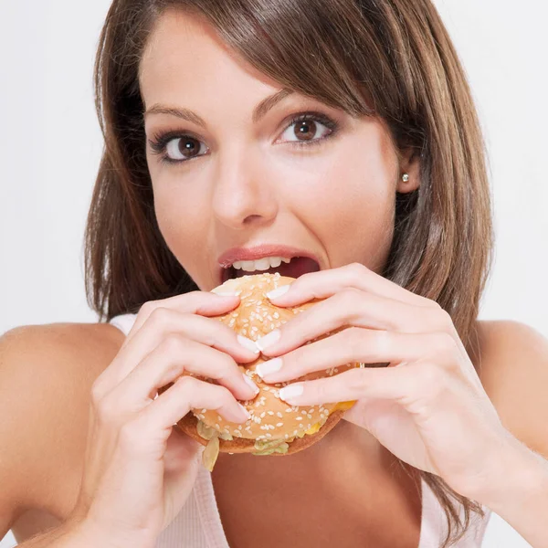 Hermosa Joven Mujer Comiendo Hamburguesa — Foto de Stock