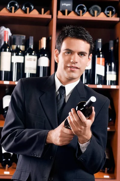 Portret Młodego Mężczyzny Garniturze Butelką Wina — Zdjęcie stockowe