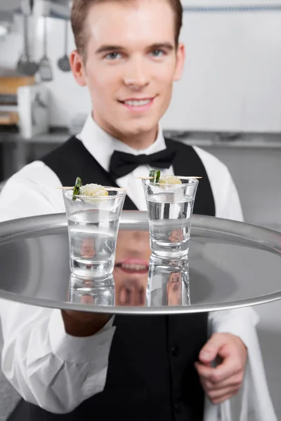 Ober Met Een Glas Champagne Keuken — Stockfoto