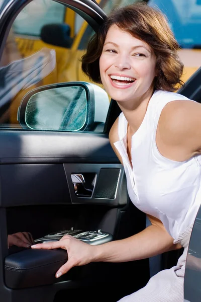 Donna Con Sua Auto Città — Foto Stock