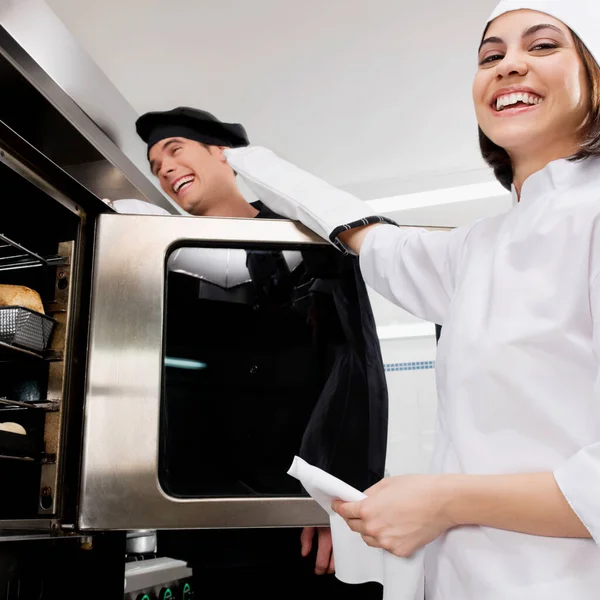 Jeune Femme Dans Une Cuisine Avec Plateau Pain — Photo