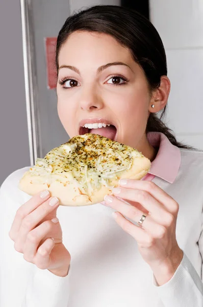 Jeune Femme Manger Gâteau — Photo