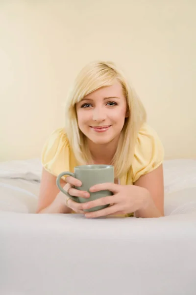 Красивая Молодая Женщина Чашкой Кофе Кровати Дома — стоковое фото