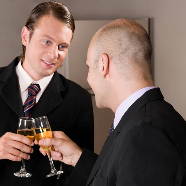 Dva Mladí Muži Připíjejí Sklenice Pijí Šampaňské — Stock fotografie