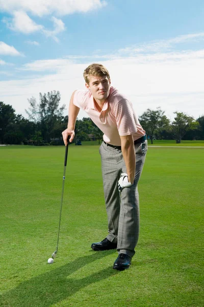Golfista Com Uma Bola Grama Verde — Fotografia de Stock