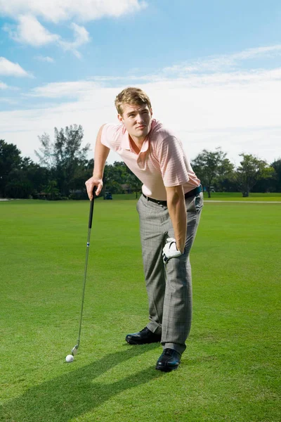 Golfeur Avec Une Balle Sur Herbe Verte — Photo