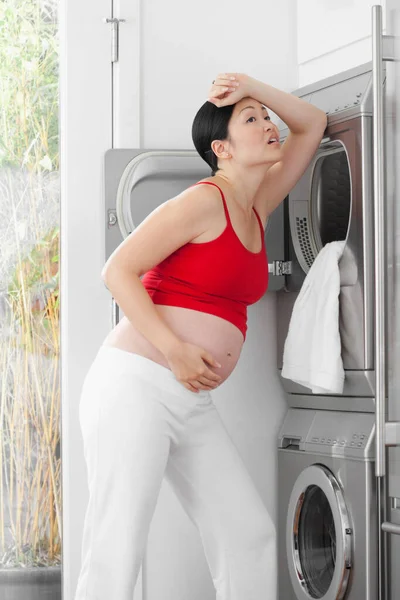 Femme Enceinte Laver Les Vêtements Sur Sol Dans Cuisine — Photo