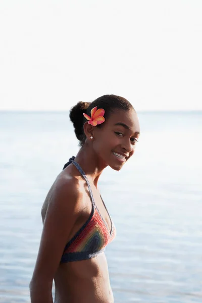 Portrét Krásné Mladé Africké Americké Ženy Plavkách Pláži — Stock fotografie