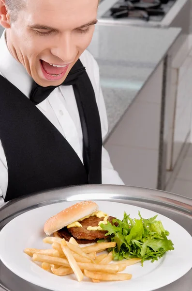 Mann Mit Burger Und Messer Auf Einem Teller — Stockfoto