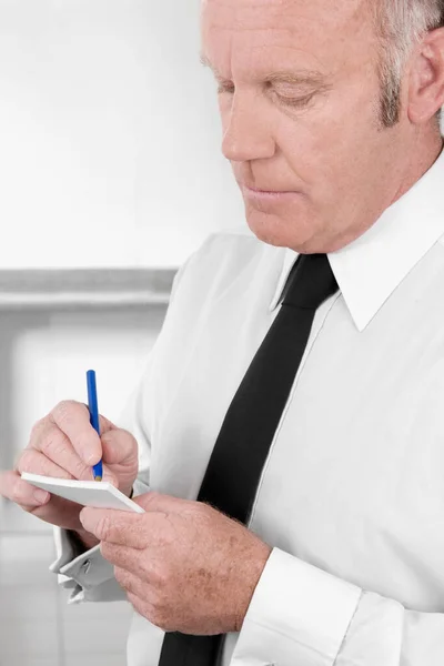 Hombre Negocios Senior Escribiendo Cargo —  Fotos de Stock