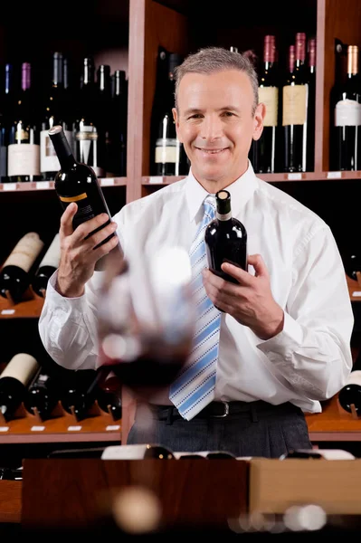 Retrato Jovem Com Uma Garrafa Vinho — Fotografia de Stock