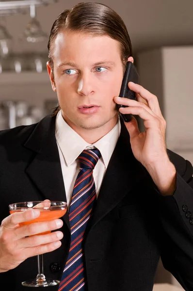 Bir Cep Telefonu Üzerinde Konuşurken Genç Bir Adam Portresi — Stok fotoğraf