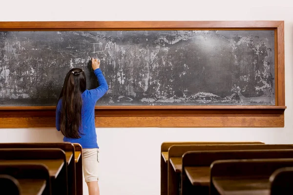 教室の黒板のそばに立っていた女教師と女子学生の姿を — ストック写真