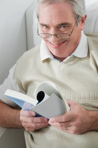 Homem Sênior Leitura Livro Cama — Fotografia de Stock