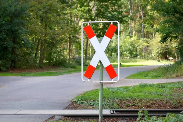 Järnvägskorsning Skylt Framför Järnvägslinje Liten Väg Genom Skog — Stockfoto