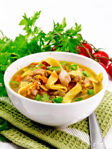 Σούπα Κρέας Ντομάτες Λαχανικά Φακές Φασολιών Και Noodles Μπολ Πράσινη — Φωτογραφία Αρχείου