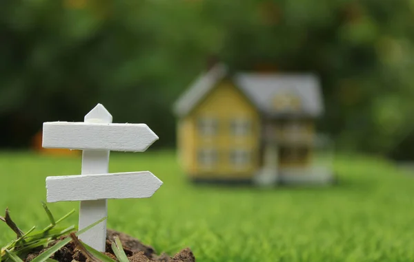 Papan Rumah Kayu Rumput Hijau — Stok Foto