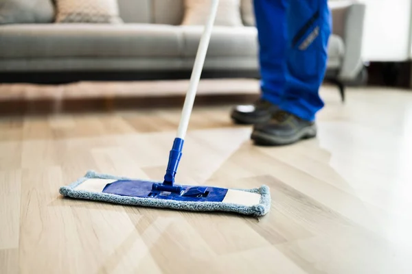 Inicio Servicio Limpieza Pisos Hombre Mopping Sala Estar — Foto de Stock