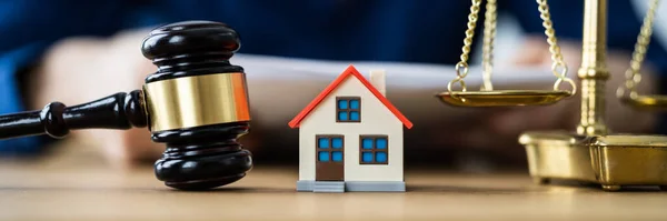Hus Fastighetsauktion Efter Skilsmässa Domare Läsa Inteckningshandling — Stockfoto