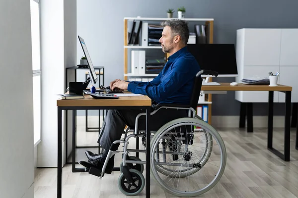 Hombre Discapacitado Discapacitado Silla Ruedas Trabajando Con Tecnología Informática —  Fotos de Stock
