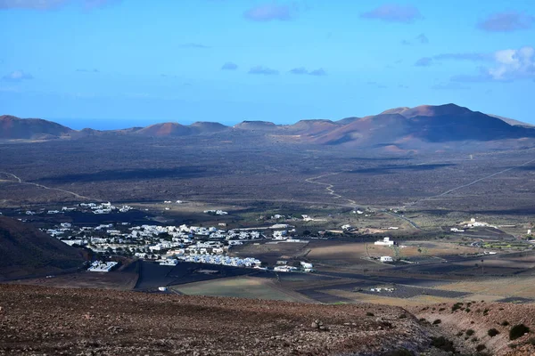 Utsikt Över Den Lilla Staden Yaiza Och Nationalparken Timanfaya Lanzarote — Stockfoto
