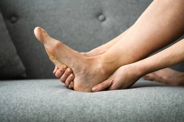 Achilles Heel Acısını Yatakta Hisseden Kadın — Stok fotoğraf