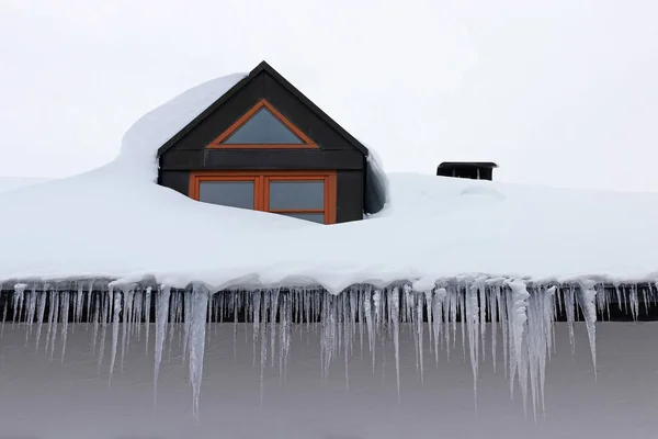 Большие Опасные Сосульки Лавина Крыше Дома Зимой — стоковое фото