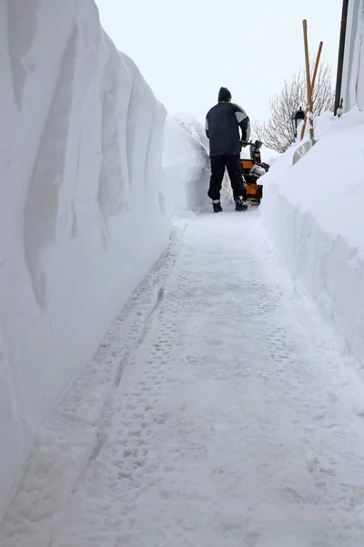 Человек Очищает Тротуар Снегоочистителем Время Сильного Снегопада — стоковое фото