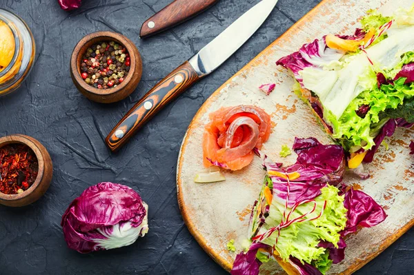 Paupiette Ensalada Salmón Albaricoques Secos Ensalada Salmón Con Hojas Verdes —  Fotos de Stock