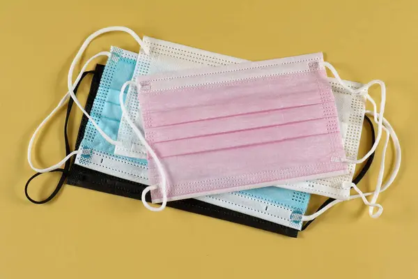 多色使い捨てフェイスマスクスタック用保護呼吸器ウイルス — ストック写真