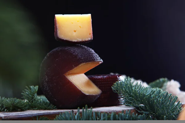 Fromage Pâte Dure Additionné Vin Sur Fond Noir Branches Sapin — Photo