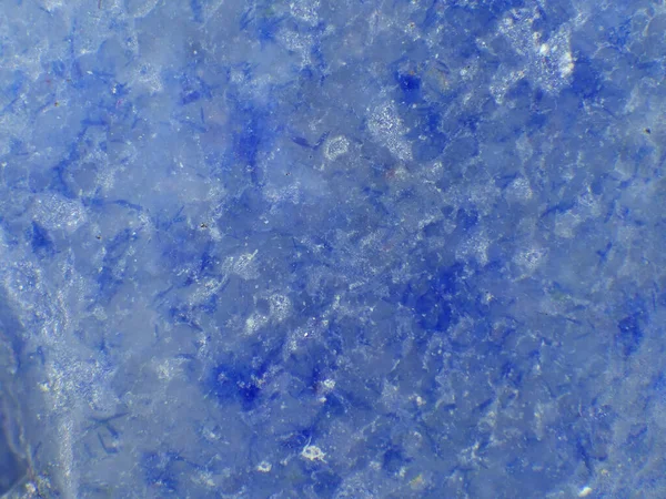 蓝色背景上的冰晶 — 图库照片