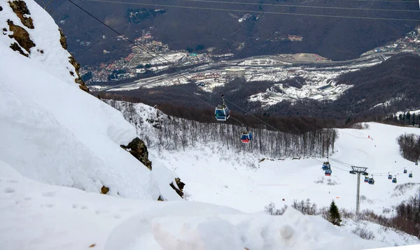 Sochi Ρωσία Ιανουάριος 2021 Σκι Ανεβαίνουν Τελεφερίκ Στο Χιονοδρομικό Κέντρο — Φωτογραφία Αρχείου