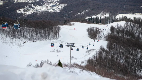 Sochi Ρωσία Ιανουάριος 2021 Σκι Ανεβαίνουν Τελεφερίκ Στο Χιονοδρομικό Κέντρο — Φωτογραφία Αρχείου