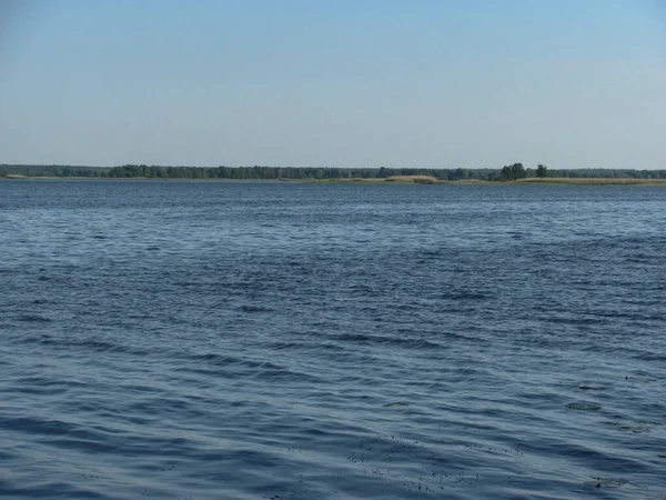 Stort Vattenområde Med Krusningar Och Skog Vid Horisonten — Stockfoto